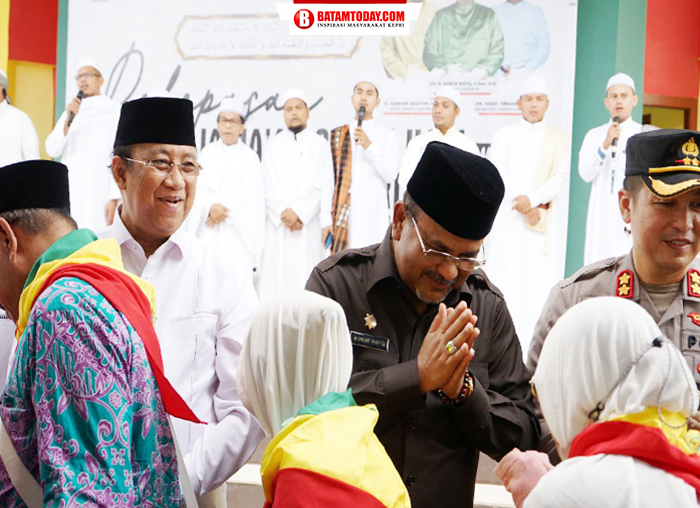 Bupati Karimun Aunur Rafiq dan Kapolres Karimun AKBP Ryky W Muharam bersalaman dengan Calon Jemaah Haji